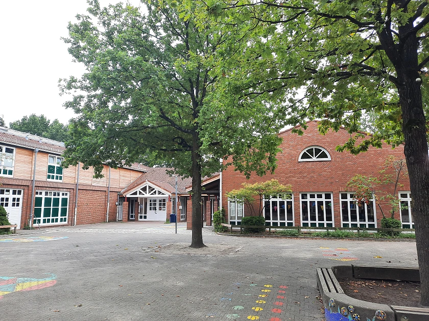 Hier ist das Hauptgebäude der Schule zu sehen.