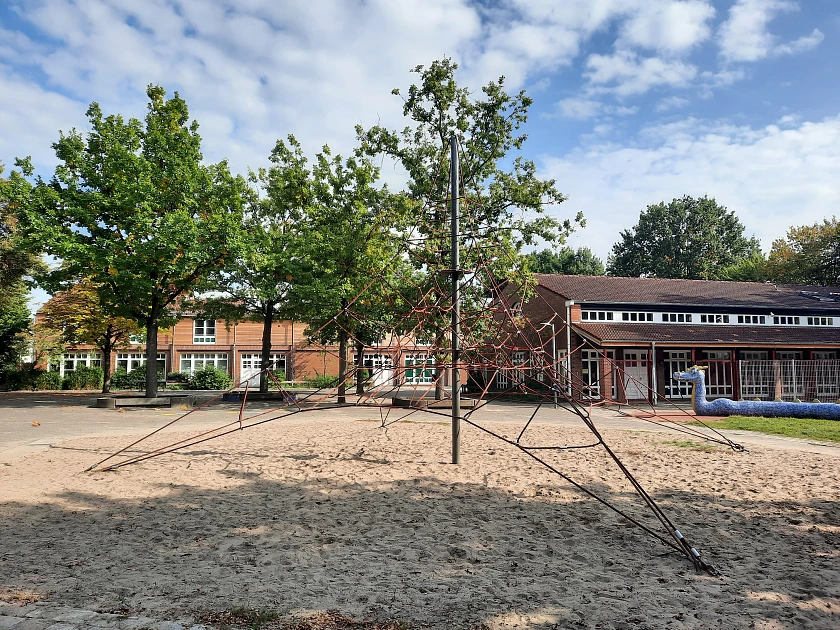 Auf diesem Bild ist das Klettergerüst auf dem Schulhof zu sehen.