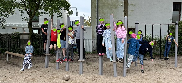 Hier ist ein Spielgerät zu sehen, das auf dem Schulhof steht.